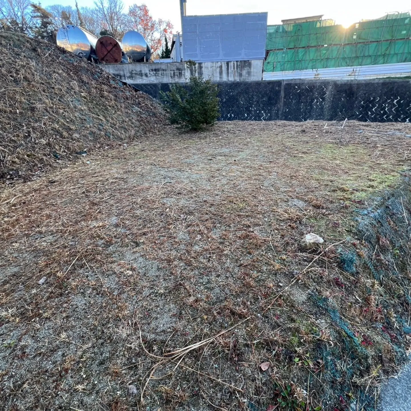 東広島建設株式会社では、防草シートを活用した効果的な防草対策...