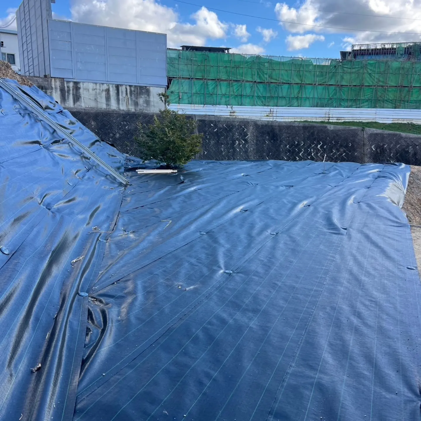 東広島建設株式会社では、防草シートを活用した効果的な防草対策...