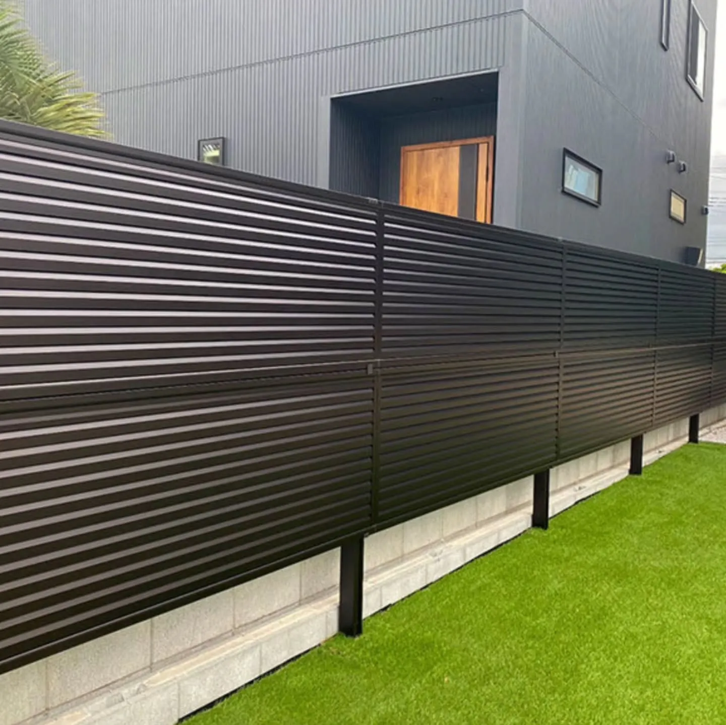 東広島建設株式会社では、外構工事の一環として目隠しフェンスの...