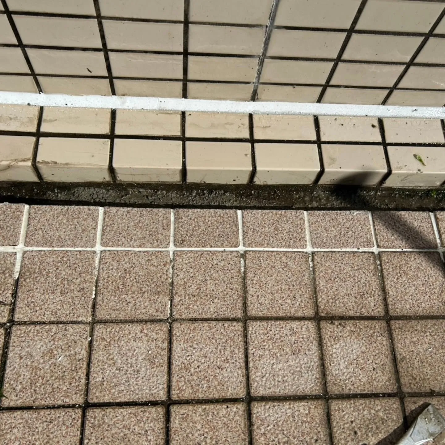 東広島建設株式会社では、玄関の修繕工事を迅速かつ丁寧に対応し...